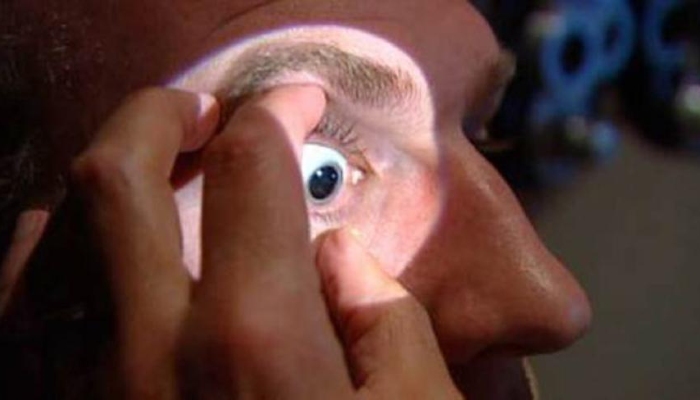 Удаление инородного тела с роговицы глаза