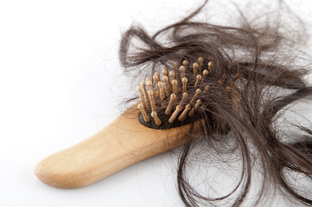 Советы трихолога при выпадении волос - что делать?